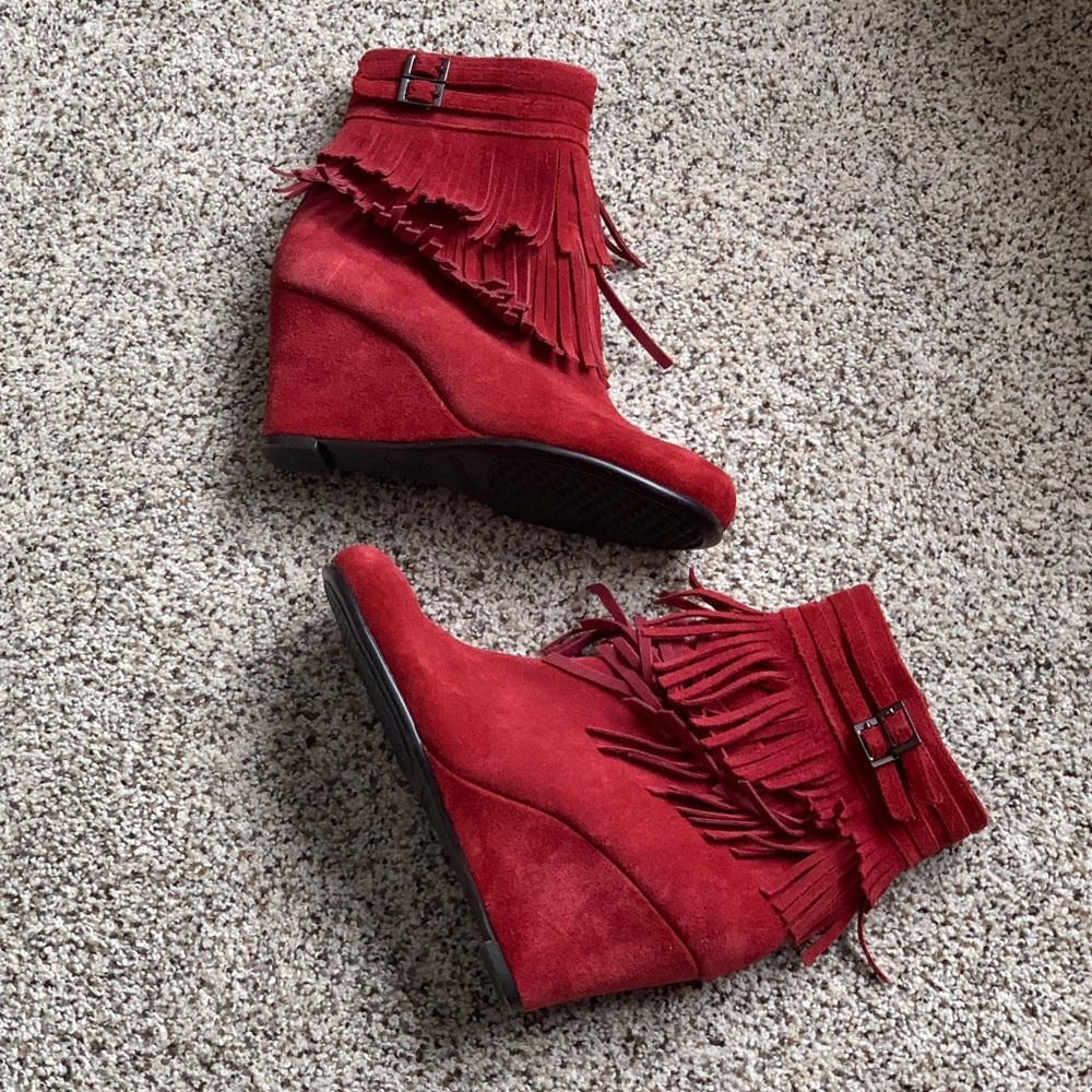 Aerosoles Red Fringe Wedge Heel Ankle Booties. Size 6 - Picture 8 of 8